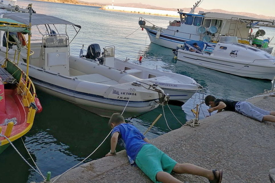 παιδιά ψαρεύουν με απόχη